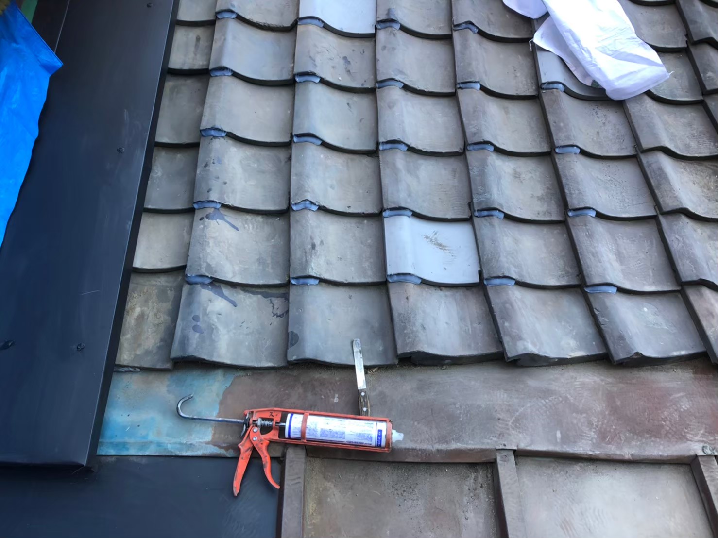 割れてしまった瓦の差し替え工事